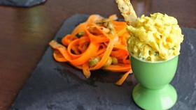 „Eiersalat“ mit Schwarzen Sesam-Möhren-Crostini und Rohkost-Karotten-Tagliatelle